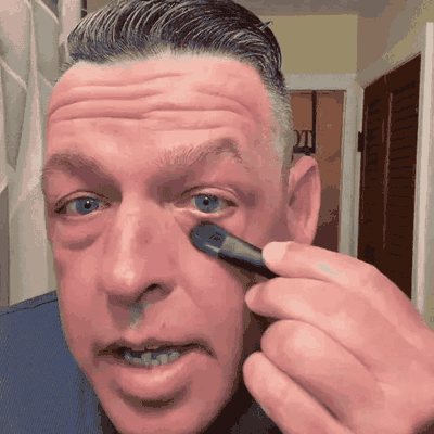 1. Lisse instantanément les ridules et la peau fripée sous les yeux.